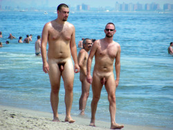 Jungs am strand nackt junge Nackt am